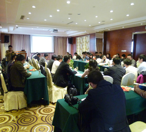 四川省勘察設(shè)計(jì)協(xié)會抗震防災(zāi)分會2013年年會召開 我公司佟建國總工程師在會上做專...